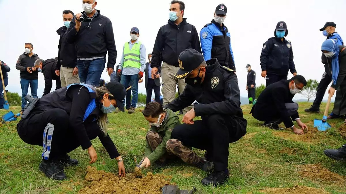 Şehit 135 polis için adana'da 135 fidan toprakla buluştu