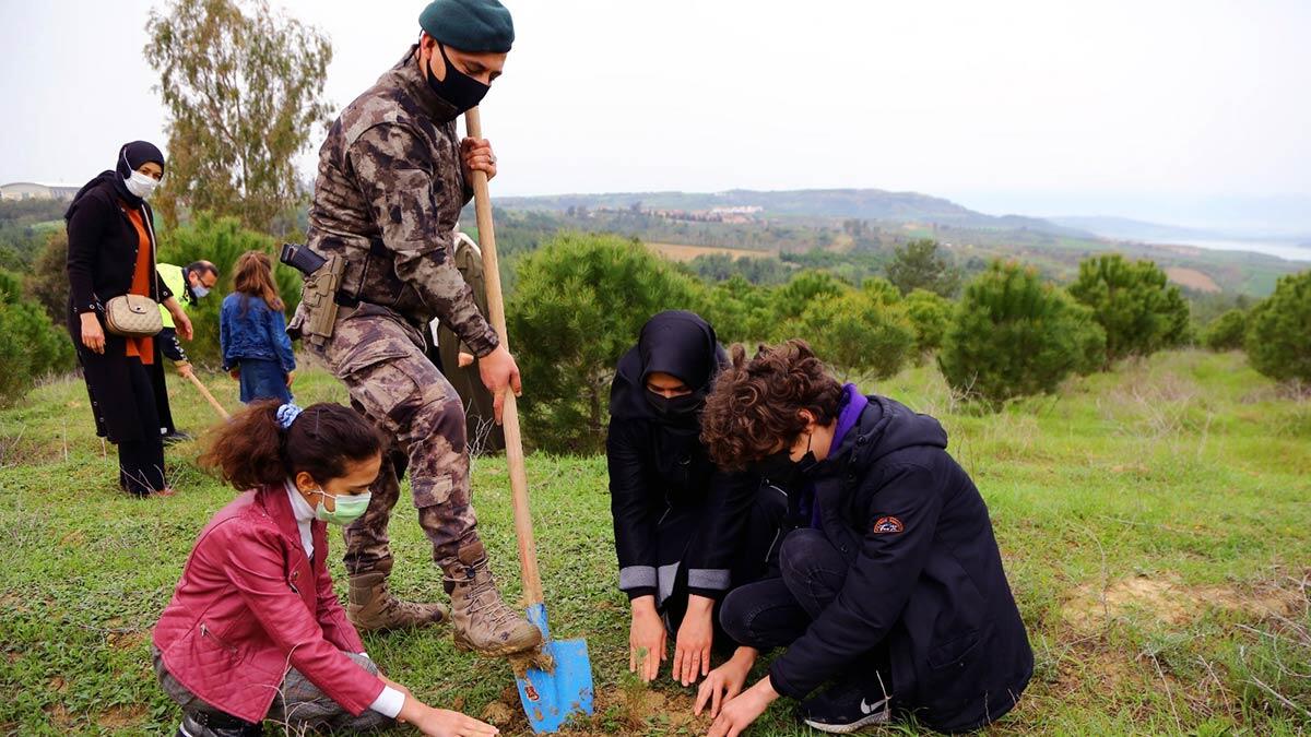 Türk Polis Teşkilatı’nın kuruluşunun 176’ncı yıl dönümü dolayısıyla düzenlenen etkinlikte, Şehit 135 polis için Adana'da 135 fidan toprakla buluştu.