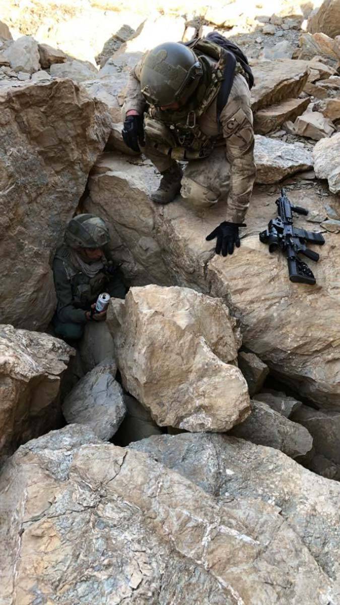 İçişleri Bakanlığı, 'Pençe-Şimşek' ve 'Pençe-Yıldırım' operasyonlarıyla eş zamanlı olarak Şırnak'ta Eren-13 ve Eren-14 operasyonlarının başlatıldığını açıkladı.