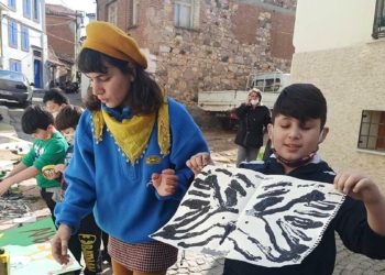 Çocuklar için sokak sergisi açtı