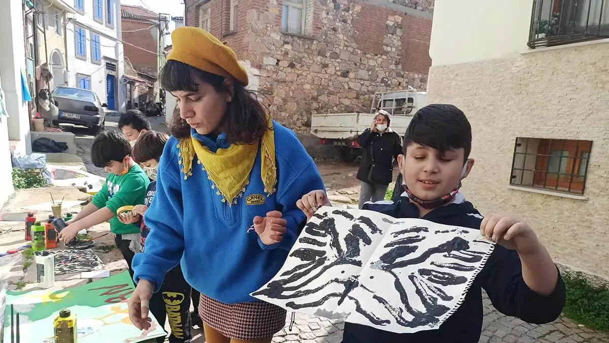 Çocuklar için sokak sergisi açtı