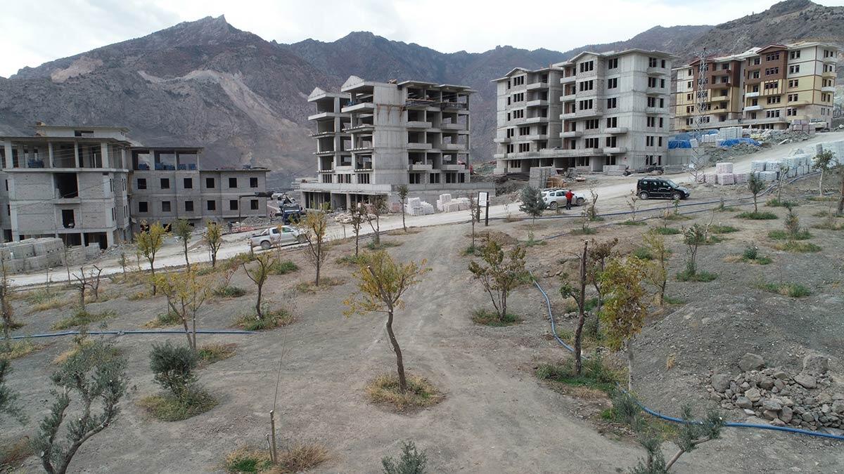 Yusufeli Barajı nedeniyle sular altında kalacak Yusufeli'nin yeni yerleşim yerinde sona gelinirken, ağaçlandırma çalışmaları da sürdürülüyor.