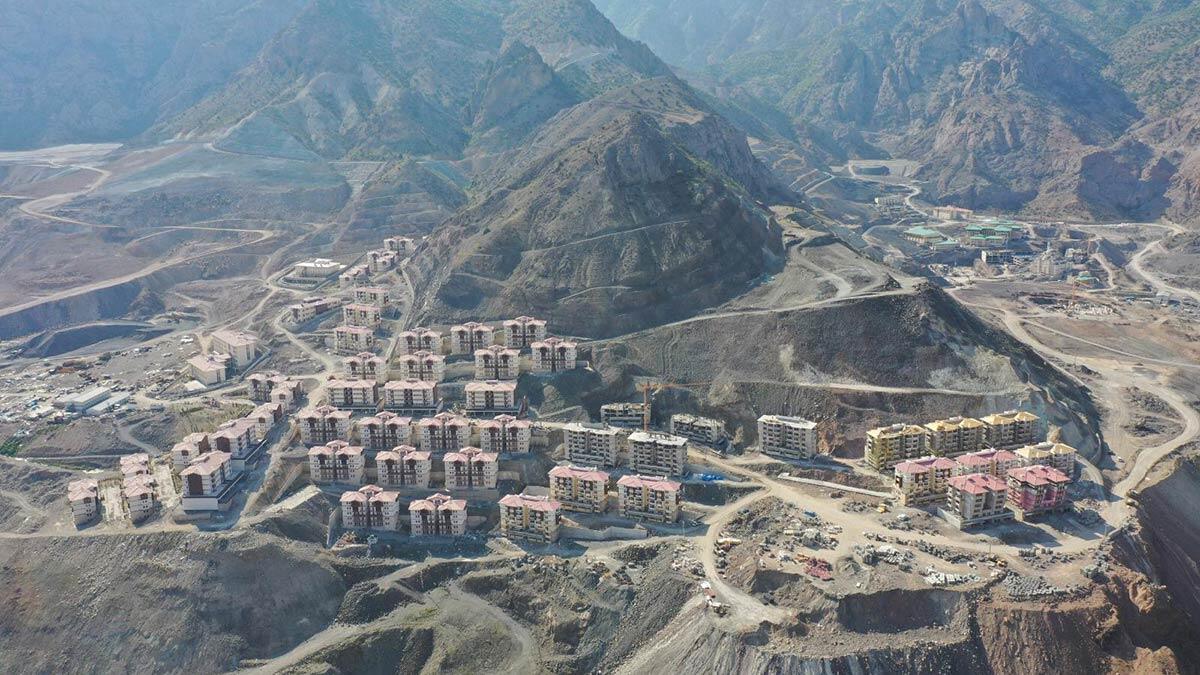 Yusufeli'nin yeni yerleşim yeri yeşillendiriliyor