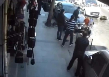 Aniden yola çıkan kadına taksi çarptı