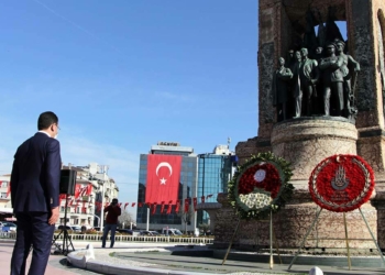 Taksim Cumhuriyet Anıtı'nda 23 Nisan töreni