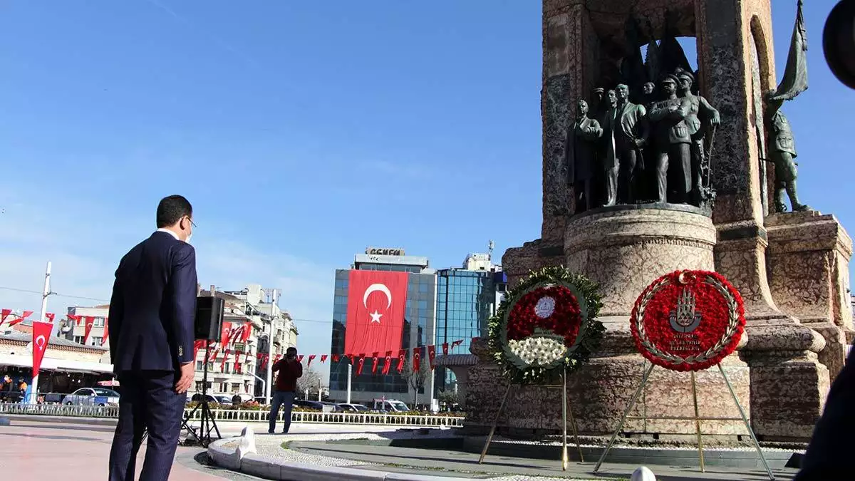 Taksim cumhuriyet anıtı'nda 23 nisan töreni