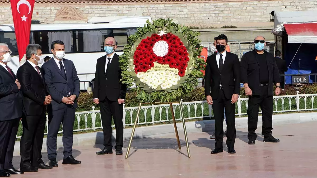 Taksim cumhuriyet anıtı'nda 23 nisan töreni