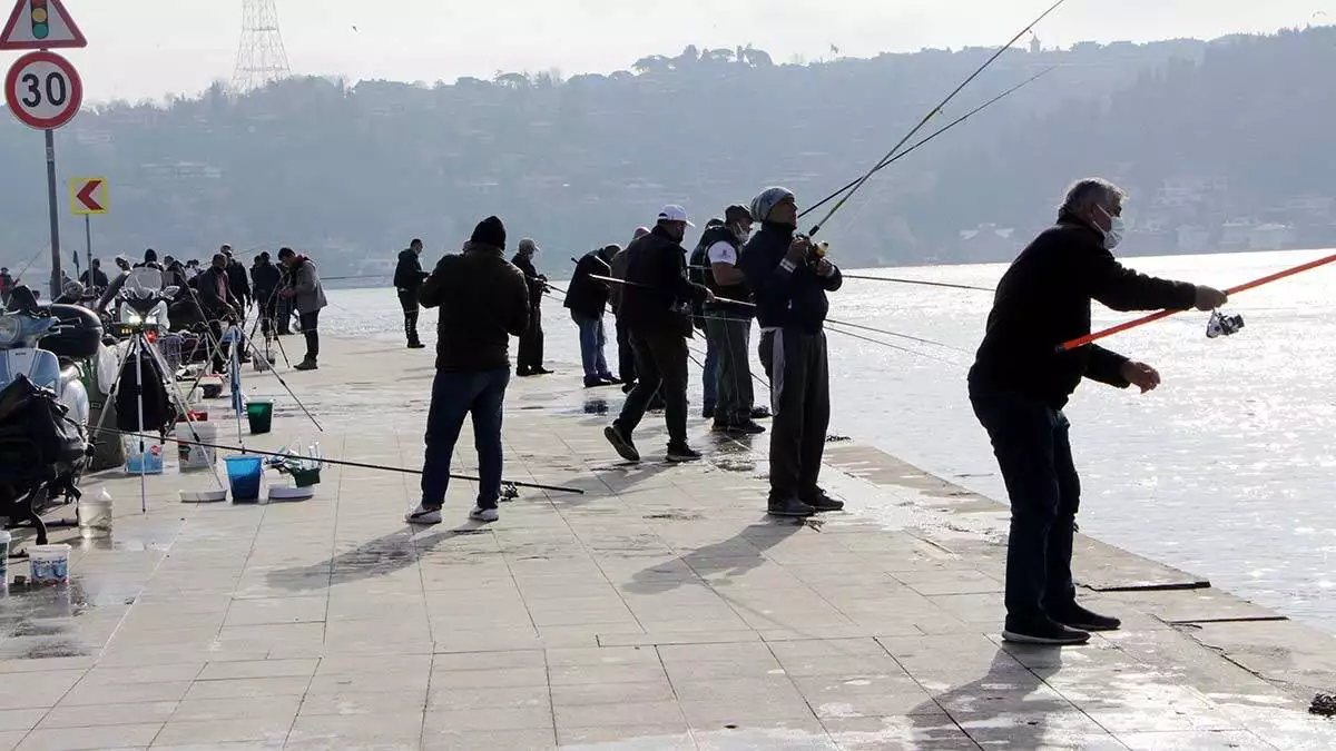 Beşiktaş sahilinde son balıklarını tuttular
