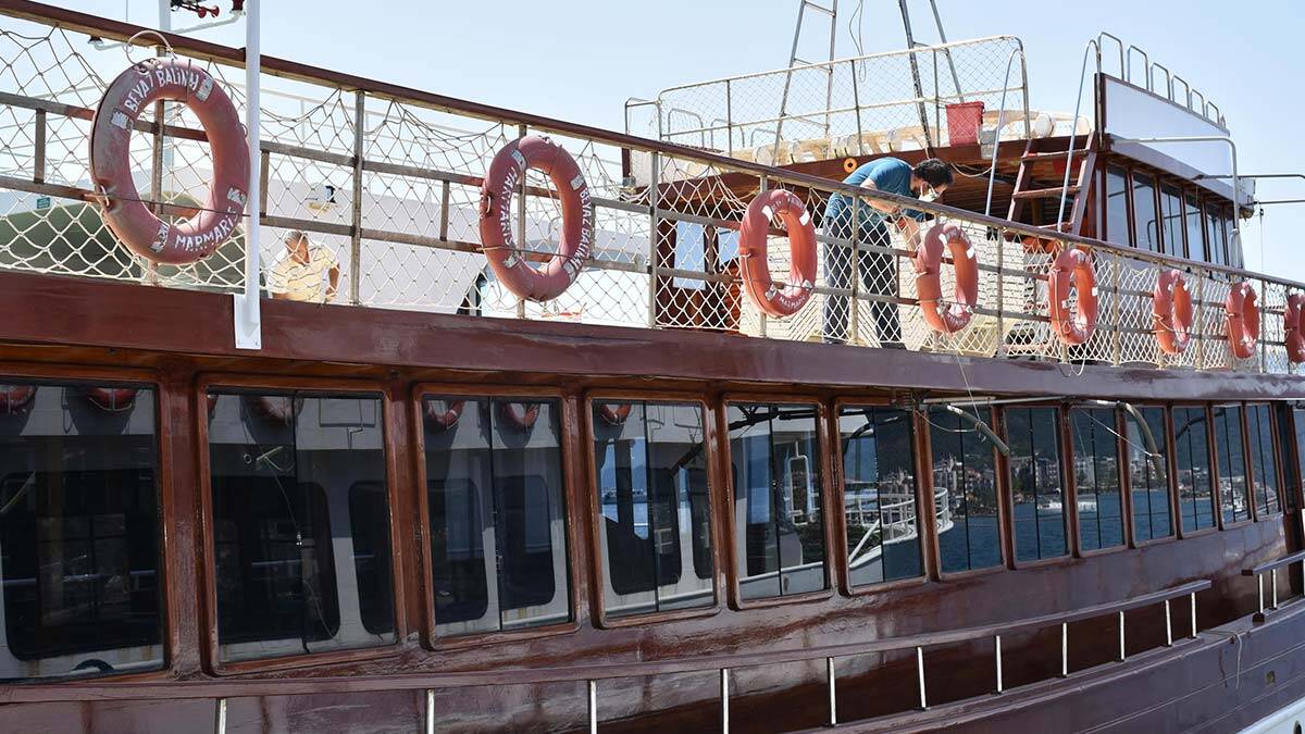 Koronavirüs tedbirleri kapsamında, İçişleri Bakanlığı'nın 81 il valiliğine 17 günlük tam kapanmayla ilgili genelge göndermesinin ardından Aydın'ın turistik ilçesi Kuşadası ile Muğla'nın Marmaris ilçesinde yat ve teknelere olan ilgi yeniden arttı.