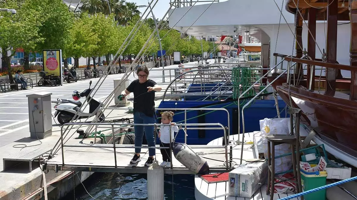 Tam kapanmayla birlikte aydın'ın turistik ilçesi kuşadası ile muğla'nın marmaris ilçesinde yat ve teknelere olan ilgi yeniden arttı.