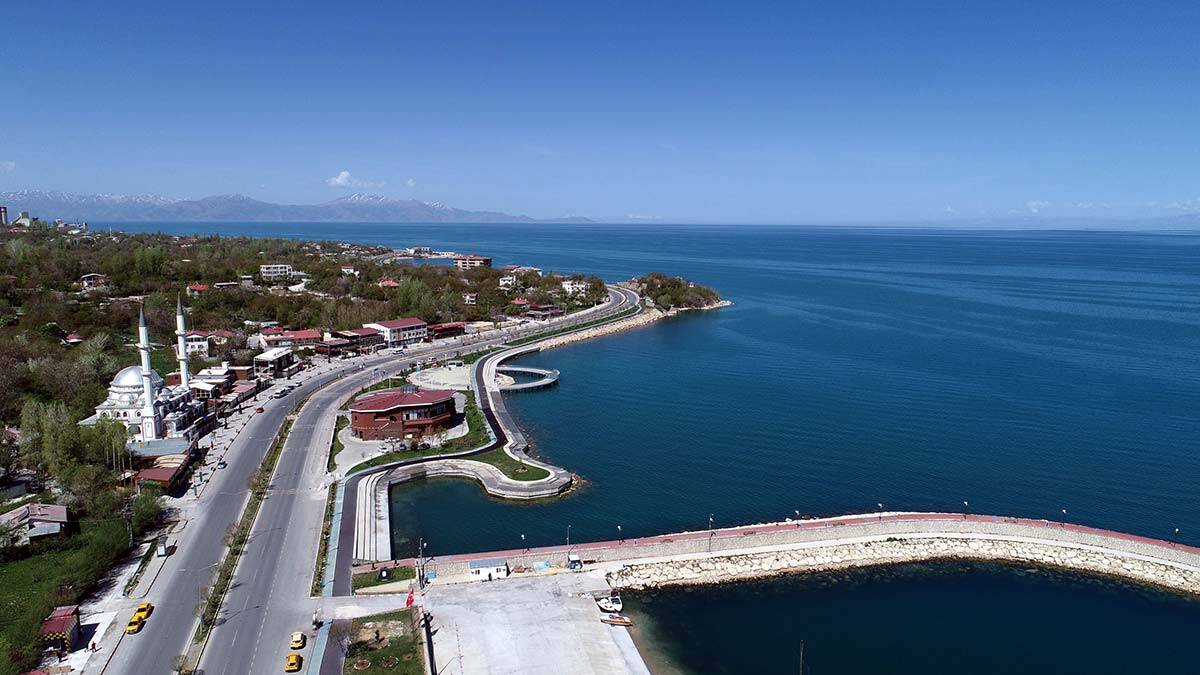 Van Gölü sahili boş kaldı