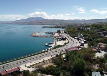 Van Gölü sahili boş kaldı