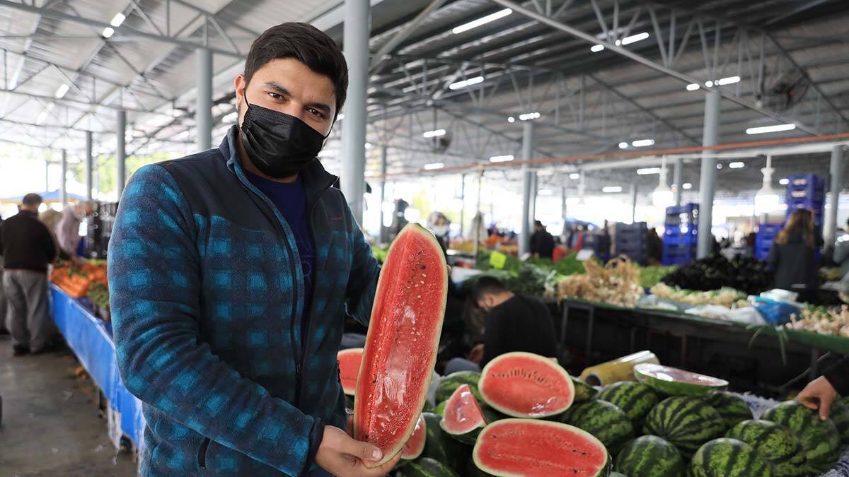 Tanesi 80 lira olan karpuz dilimle satılıyor