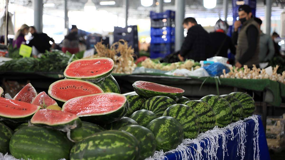 Yaz mevsiminin en çok tüketilen meyvelerinden karpuz tezgaha çıktı. Sezonun ilk karpuzu pazar tezgahına yüksek fiyatla girdi, tanesi 80 lira olan karpuz dilimle satılıyor.