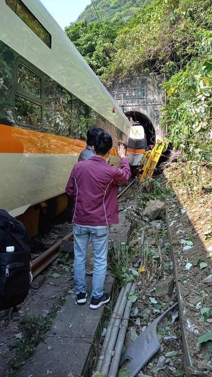Tayvan'da tren raydan çıktı: 36 ölü, 72 yaralı