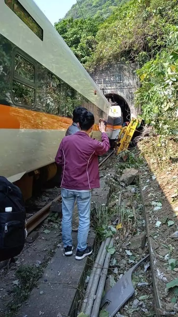 Tayvan'da tren raydan çıktı: 36 ölü, 72 yaralı