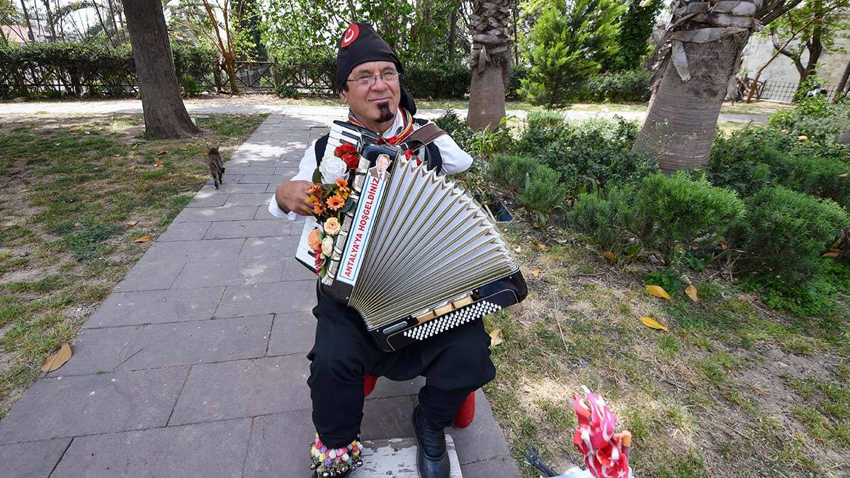 Antalya'da, sol kolunu küçük yaşlarda kaybeden tek kollu müzisyen Tahsin Felek, akordeonuyla sokak müzisyenliği yaparak, kentin simgesi oldu.