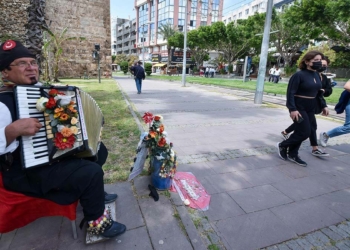 Tek kollu müzisyen, pandemide moral veriyor