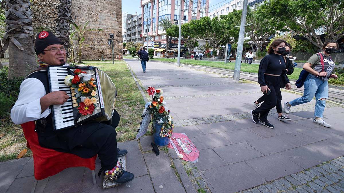 Tek kollu müzisyen, pandemide moral veriyor