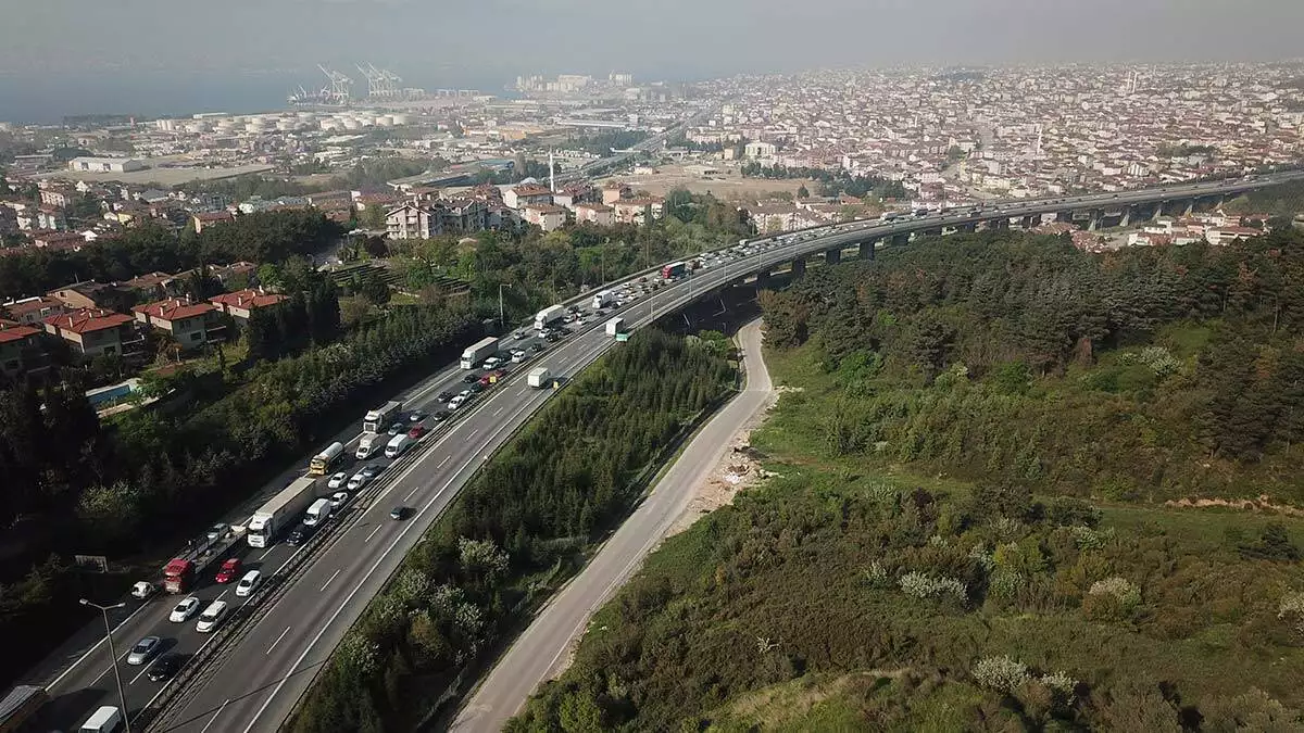 Sürücüler, düşük hızda ilerledi. Yoğunluğun gün boyu devam etmesi bekleniyor.