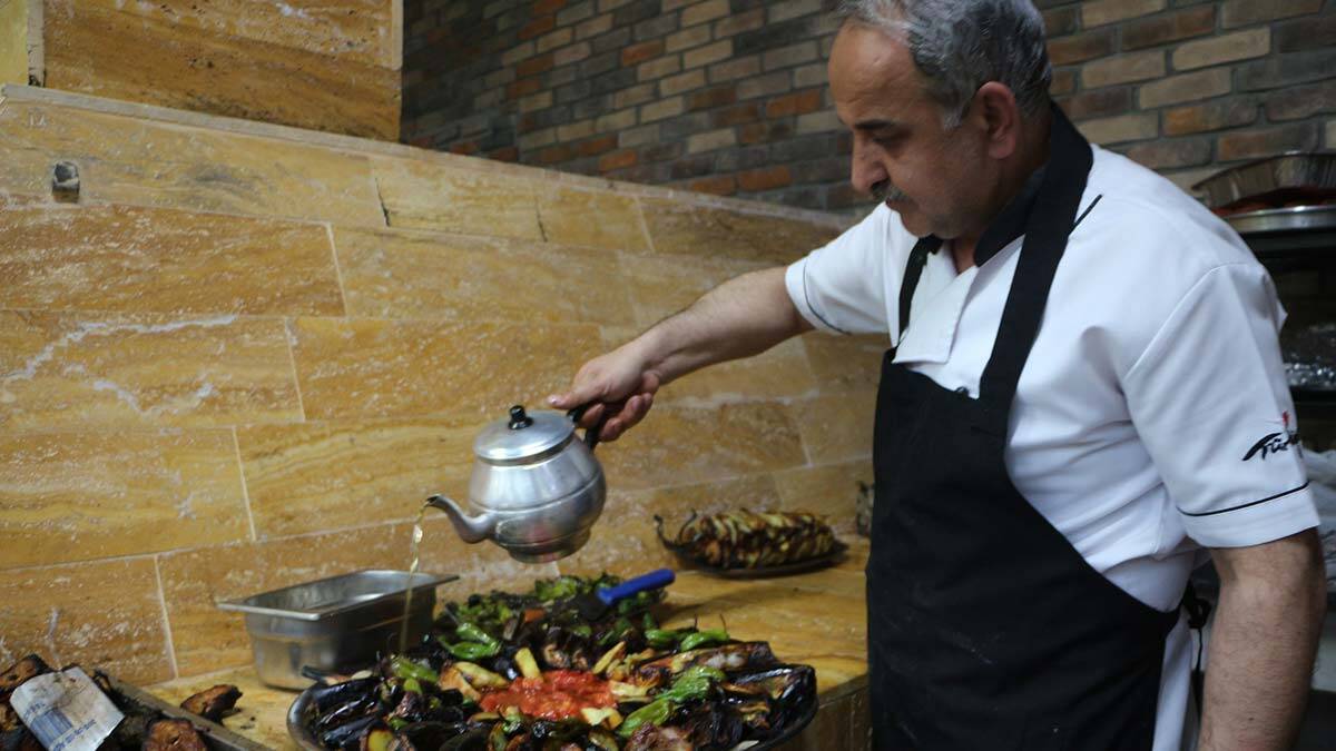 Tokat'ın coğrafi işaretli yöresel lezzetlerinden Tokat kebabı, ramazanda yoğun ilgi görüyor. Kebabın kilosu ise 300 liradan satılıyor.