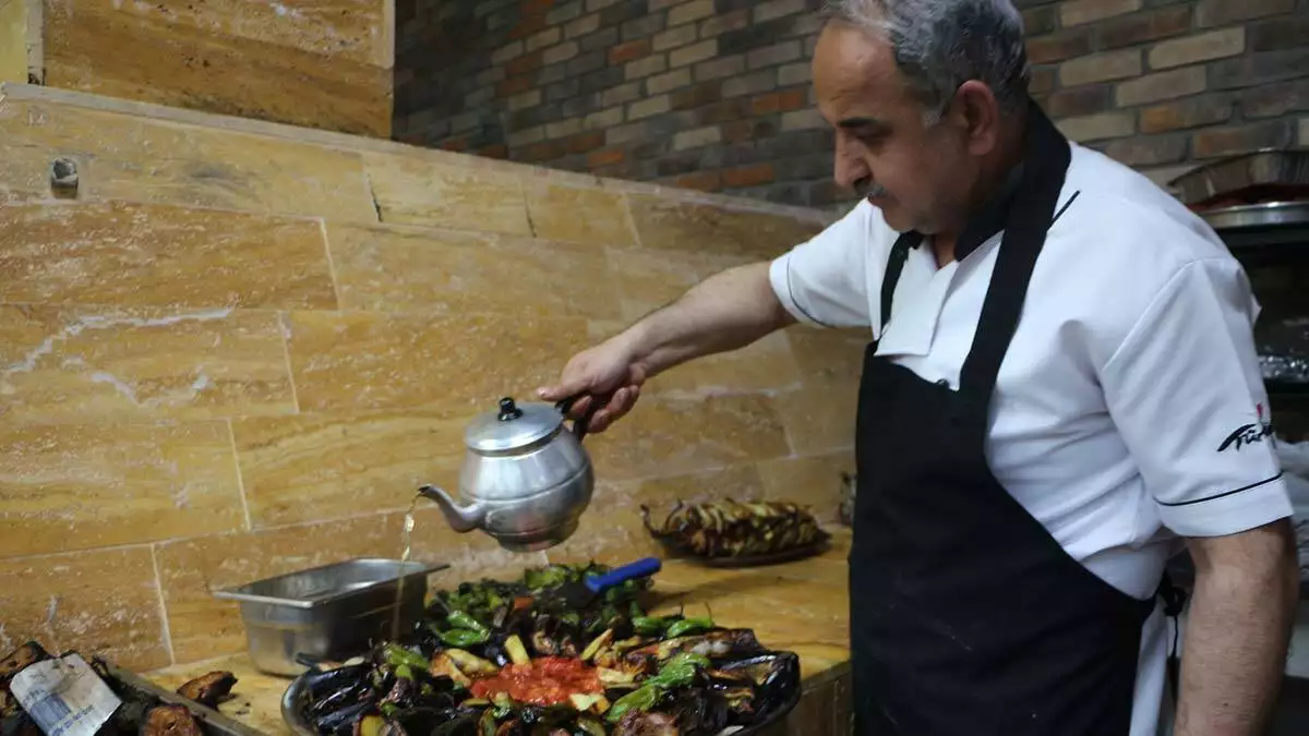 Tokat'ın coğrafi işaretli yöresel lezzetlerinden tokat kebabı, ramazanda yoğun ilgi görüyor. Kebabın kilosu ise 300 liradan satılıyor.