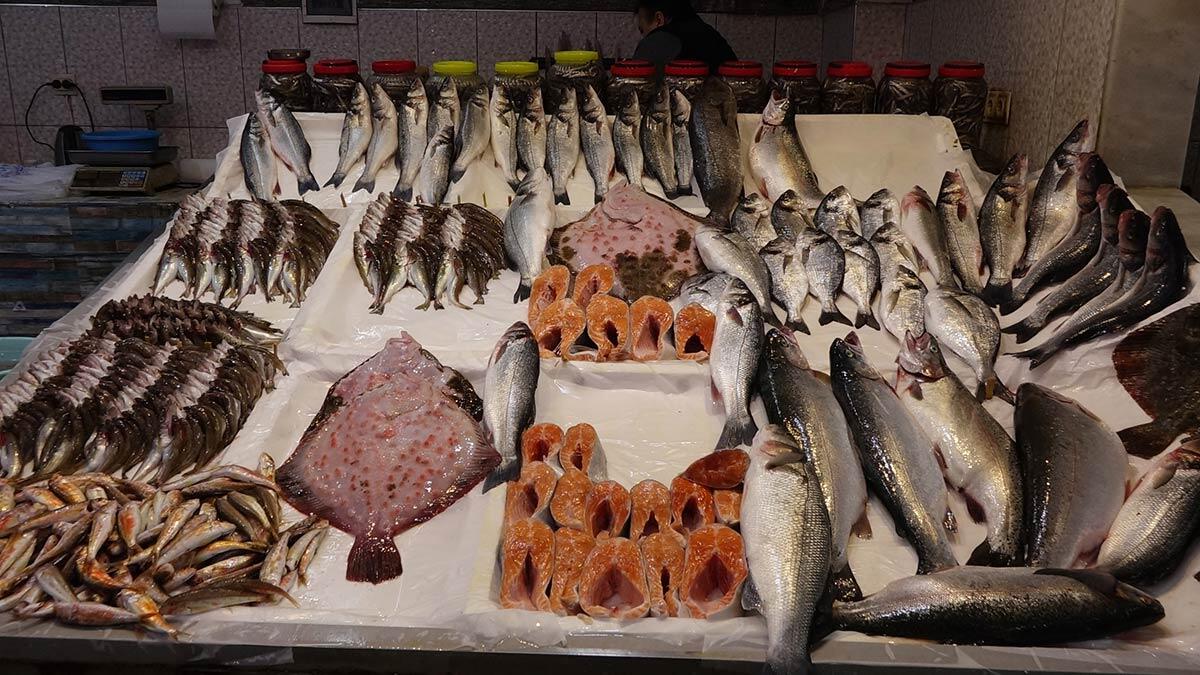 Tezgahlarda kültür balıkları yerini aldı