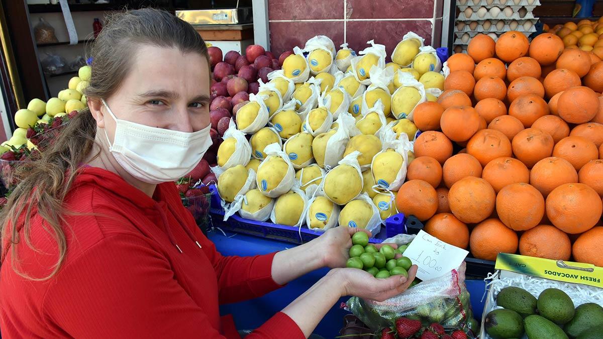 100 liradan satılan turfanda erik 1 saatte tükendi