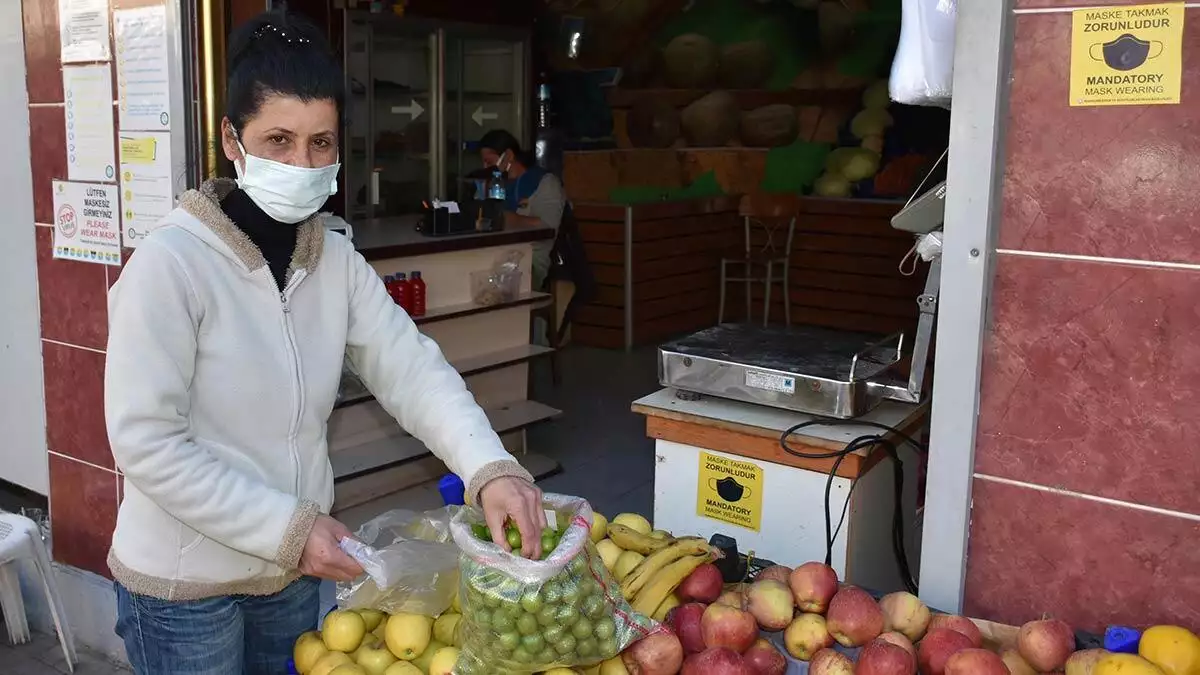 Marmaris'te, kilosu 100 liradan satılan turfanda erik 1 saatte tükendi. Turfanda eriği, fiyatı nedeniyle çoğu kişi, gram ile satın alıyor.