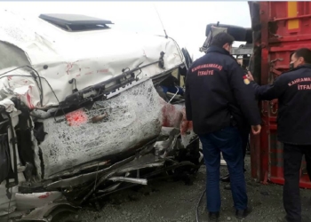 TIR öndeki TIR'a çarptı: 1 ölü, 1 yaralı