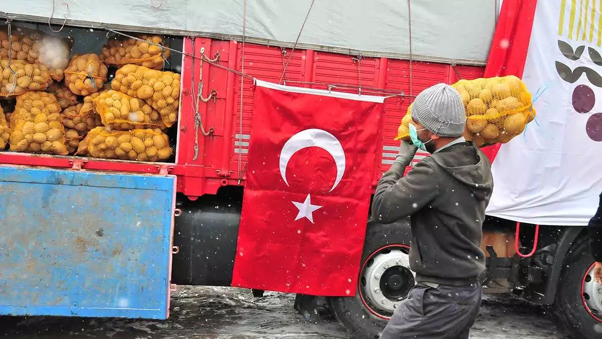 Tmo ramazan ayı öncesi ihtiyaç sahiplerine ücretsiz ulaştırmak üzere depolarda kalan patatesleri almaya başladı. İlk patatesler kamyonlara yüklendi.