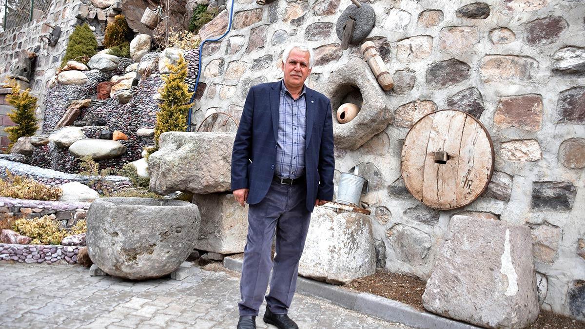 Eski taşlarla evinin bahçesini müzeye çevirdi