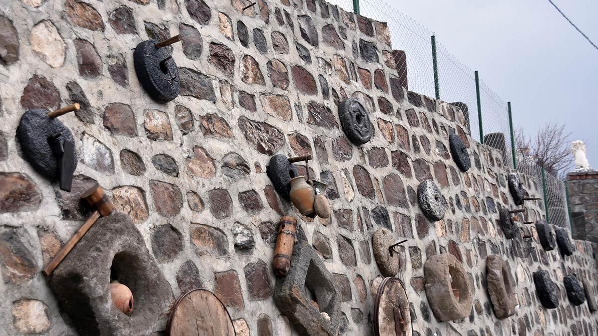 Eski taşlarla evinin bahçesini müzeye çevirdi