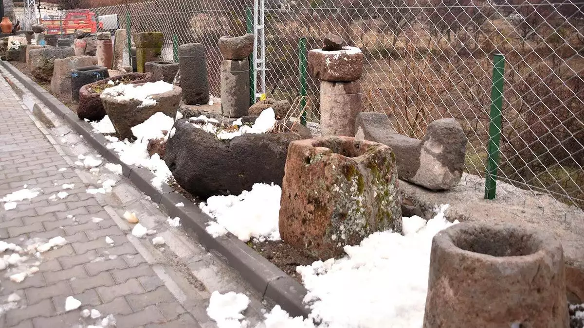 Kayseri'de mahmut gengeç (61), eski dönemlerde yalak, kuyu ağzı, şırahane, dam bacası olarak kullanılan taşlarla evinin bahçesini müzeye çevirdi.