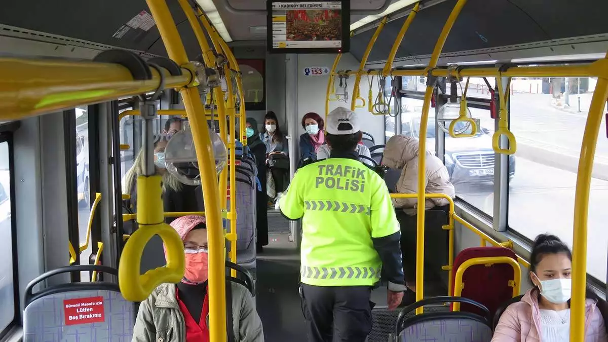 Kadıköy'de i̇stanbul trafik denetleme şube müdürlüğü'ne bağlı ekipler toplu taşıma araçlarında koronavirüs denetimi yaptı.