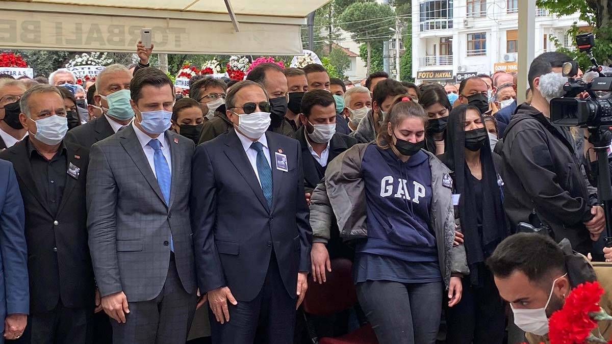 4 gün önce rahatsızlanarak tedavi altına alınan ve dün gece yaşamını yitiren Torbalı Belediye Başkanı Ramazan İsmail Uygur toprağa verildi.