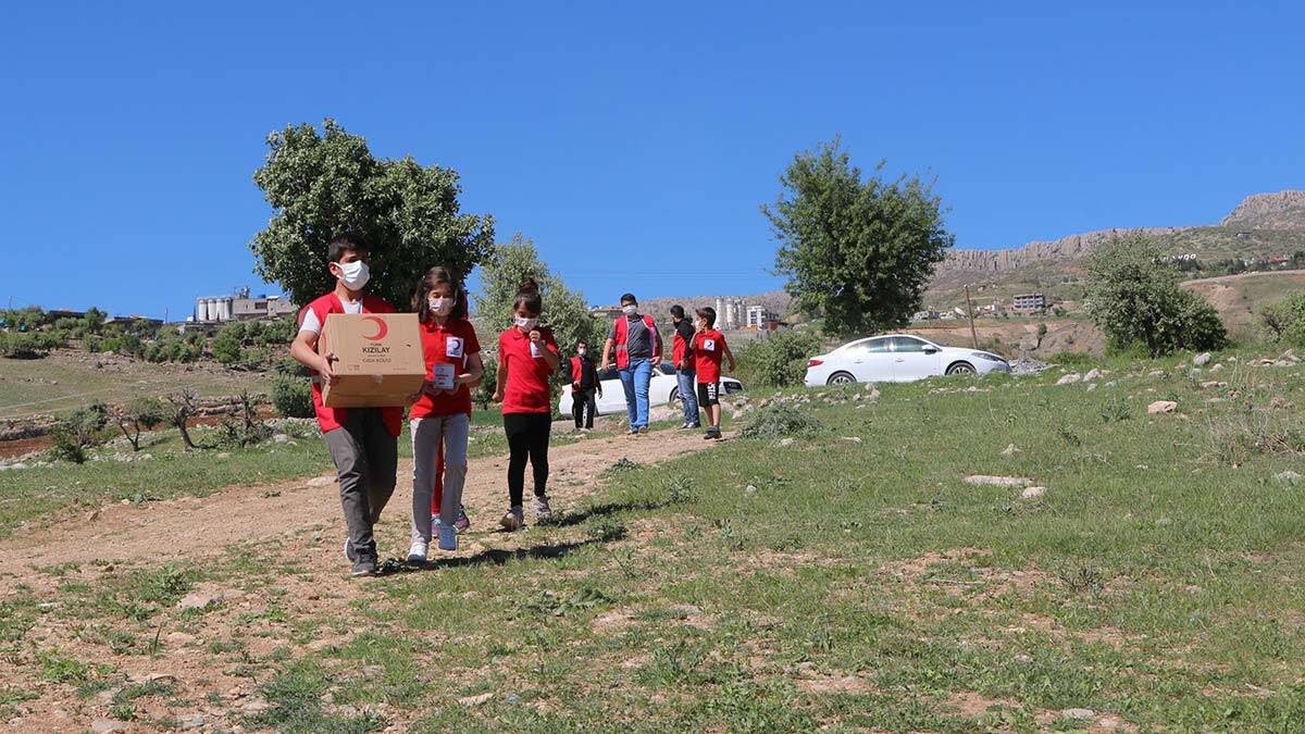 Öğrencilerden ihtiyaç sahiplerine yardım kolisi