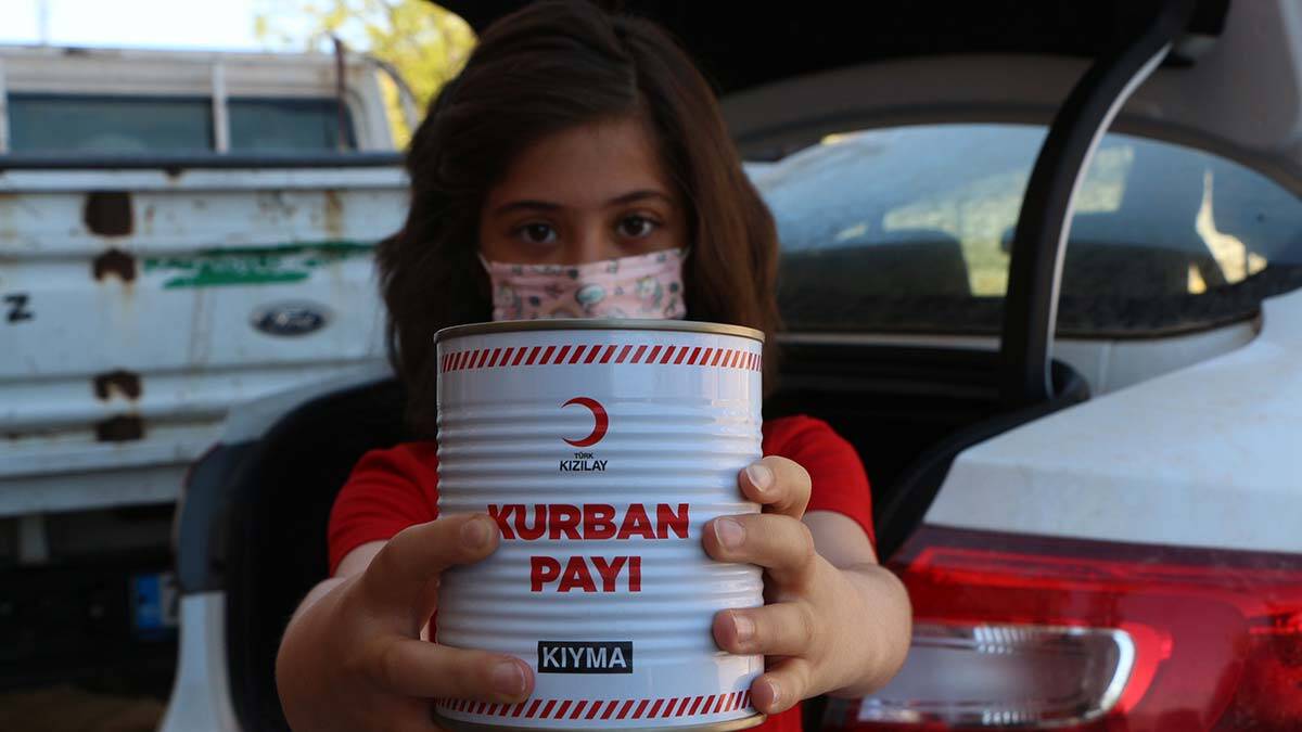 Şırnak'ta ilkokul öğrencileri Türk Kızılay Şubesi ekipleriyle ihtiyaç sahiplerine yardım kolisi dağıttı.