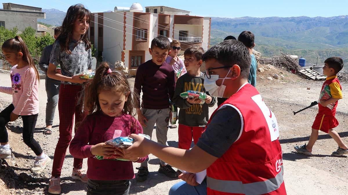 Öğrencilerden ihtiyaç sahiplerine yardım kolisi