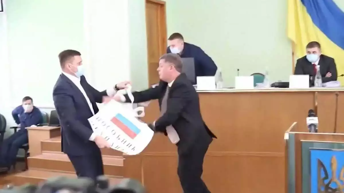 Ukrayna'da rus bayrağı krizi