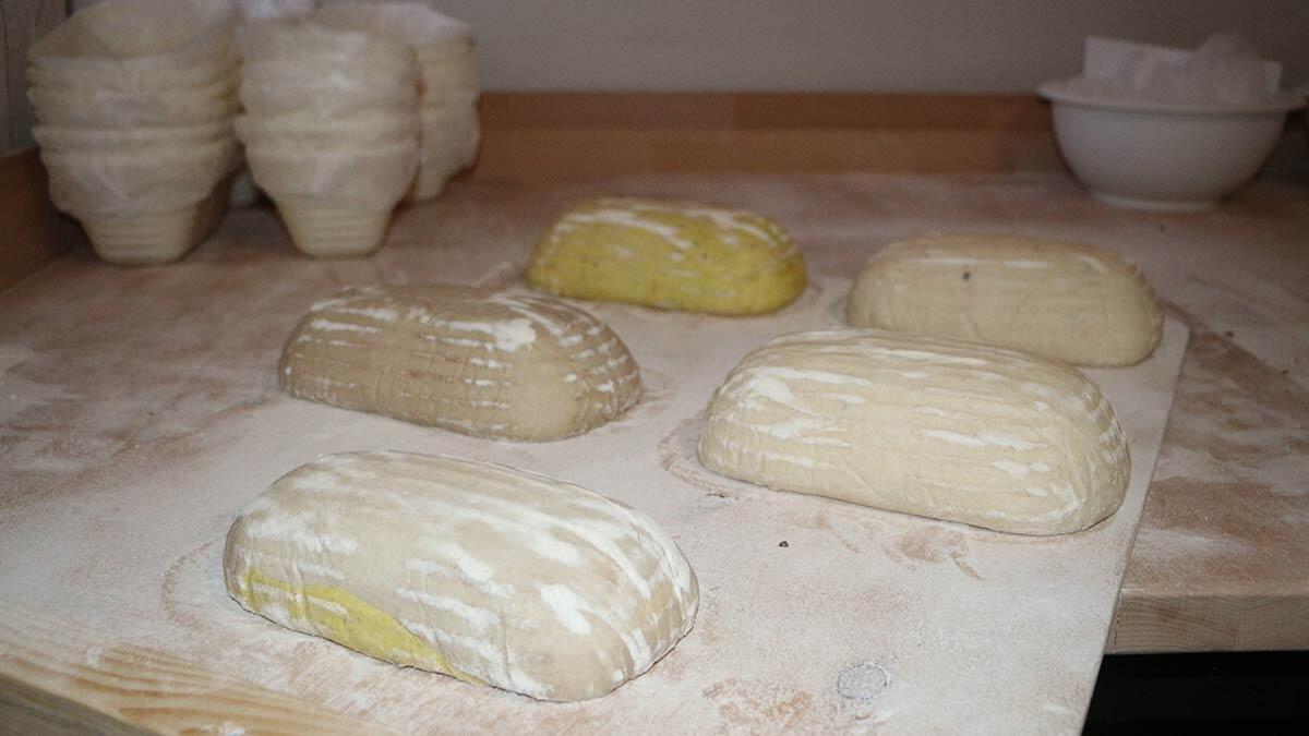 Doğal ürünler katarak, renklendirdiği ekmekleri sosyal medyadan gelen siparişler üzerine hazırlıyor, renkli ekmekler, meraklıların ilgisini çekiyor.