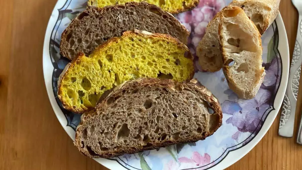 Renkli ekmekler, meraklıların ilgisini çekiyor