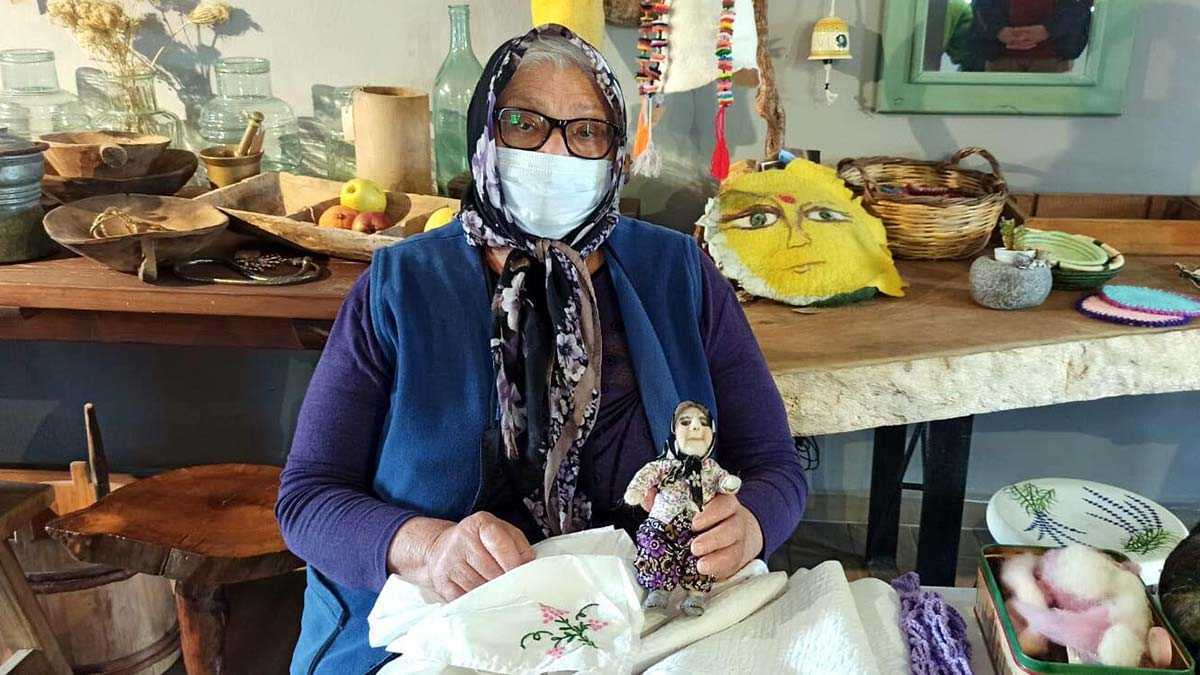 Urla'nın kırsal Barbaros Mahallesi sakinleri, kurdukları tarımsal ve kalkınma kooperatifi çatısı altında ürettikleri ürünleri 'Koca Nine' markası adı altında vatandaşlarla buluşturmaya hazırlanıyor.