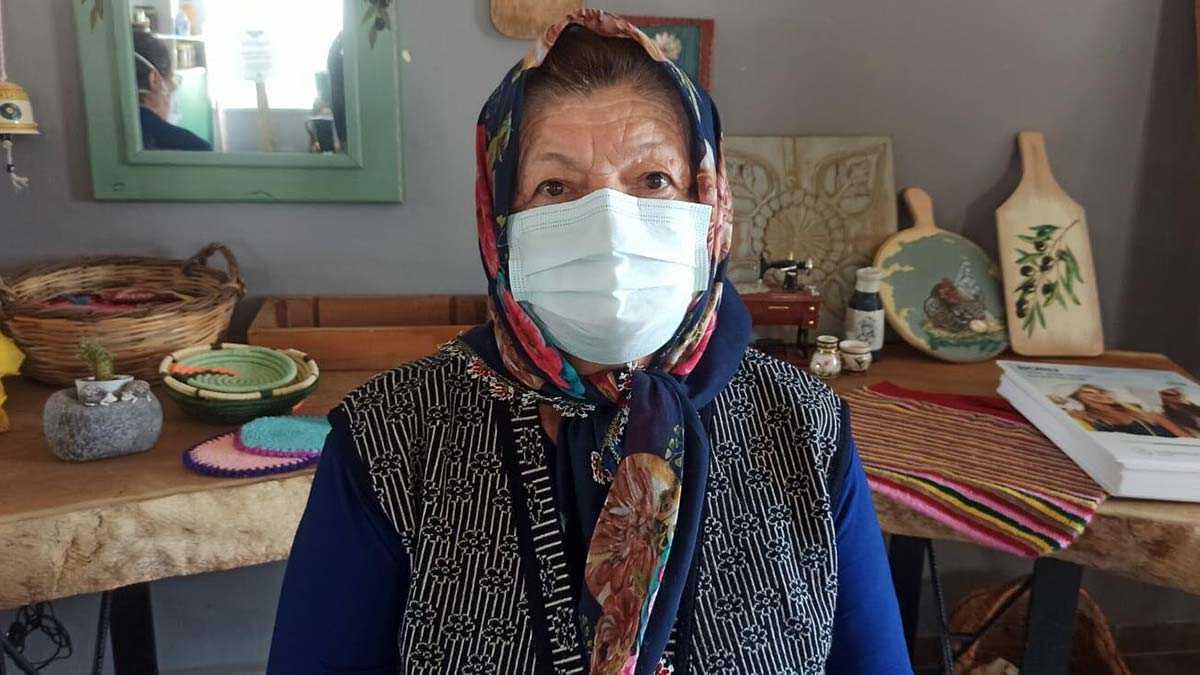 İzmir'de Barbaros Mahallesi sakinleri, kurdukları kooperatif bünyesinde Urla'nın yerel markası 'Koca nine' ürünlerini kazanca dönüştürmeye başladı.