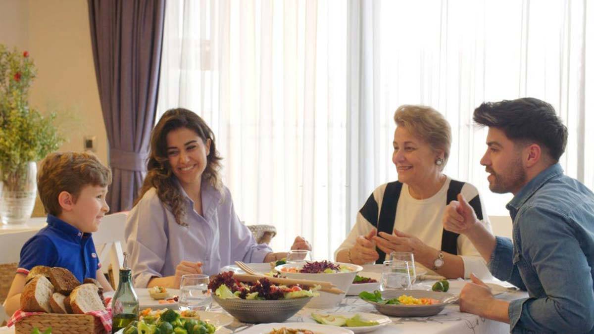 Sağlıklı bireylerin oruç tutması, Kovid-19 enfeksiyonu açısından bir risk teşkil etmemektedir. Ancak kronik rahatsızlığı olanlar ile halen Kovid-19 virüsü ile enfekte olan kişilerin oruç tutmaları immun sistemleri açısından çok riskli bir durumdur.