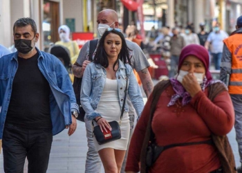 Vaka sayıları artan Antalya'da kurallar unutuldu