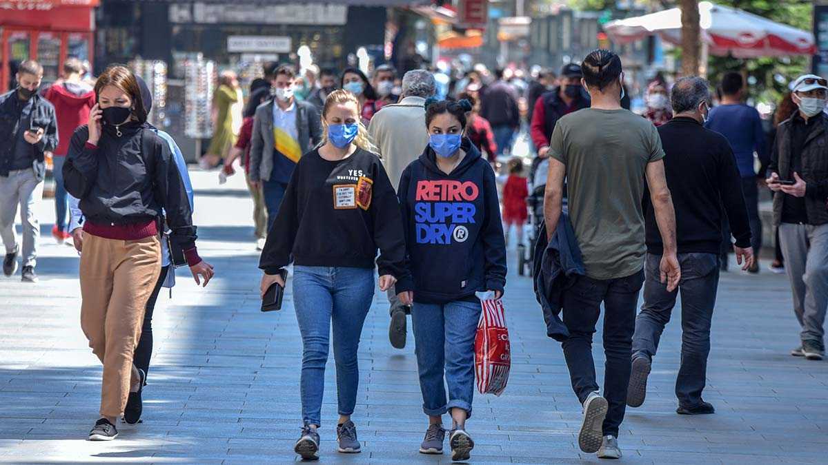 Vaka sayıları artan Antalya'da kurallar unutuldu