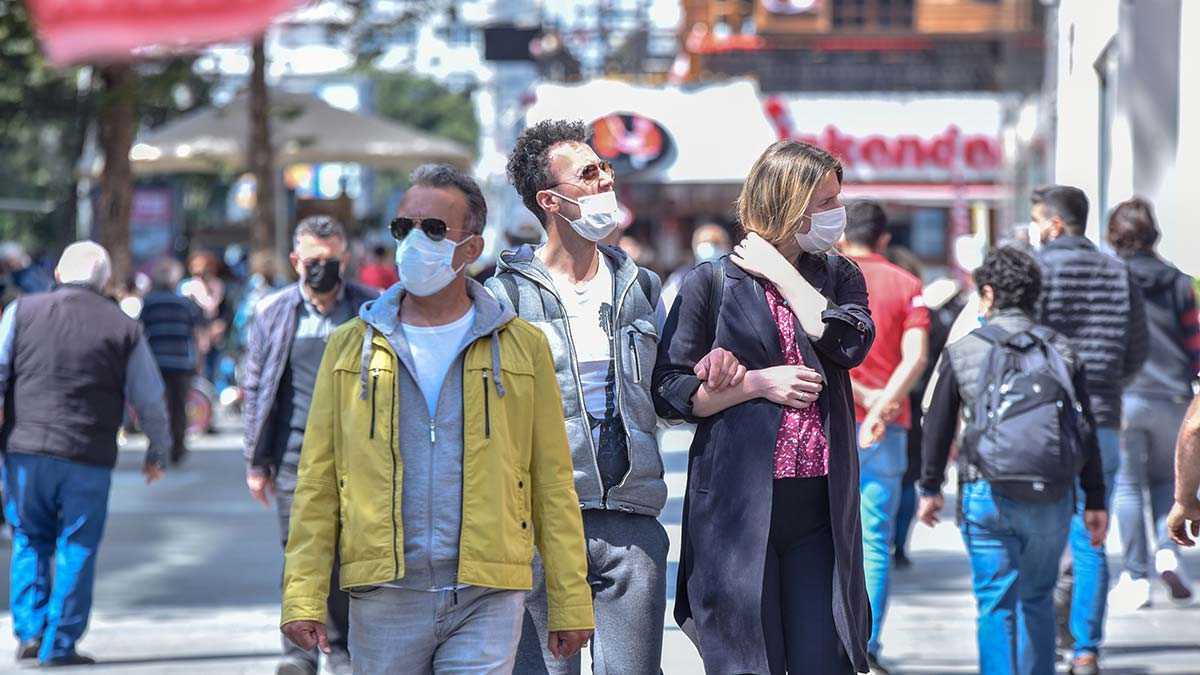 'Çok yüksek riski' iller arasında olan ve yüz binde 270 vaka sayısına ulaşılan Antalya'da kurallar unutuldu maske ve mesafe kuralı hiçe sayılıyor.