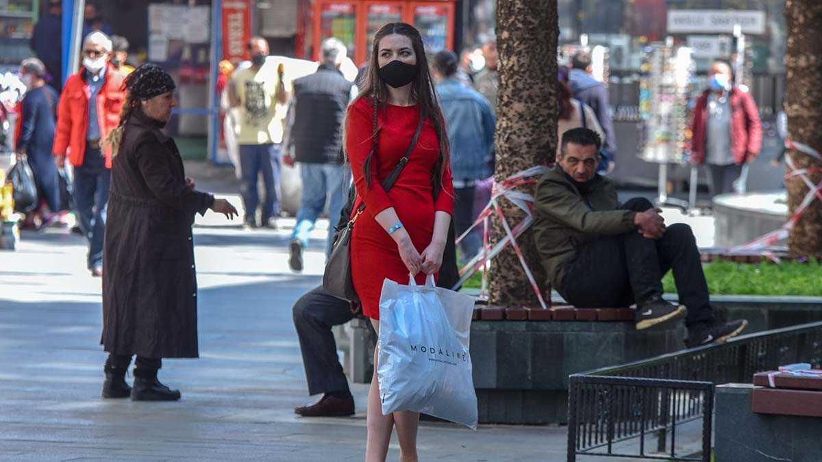 Yaya trafiğinin yoğunlaştığı Kazım Özalp Caddesi ise kentin en kırmızı noktası oldu.