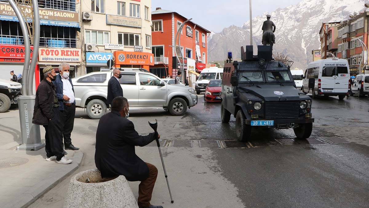 Covid-19 salgını kaynaklı ölüm ve vaka sayıları artarken, en az vakanın olduğu kentlerin başında gelen Hakkari'de polis zırhlı araçlardan uyarı yapıyor.